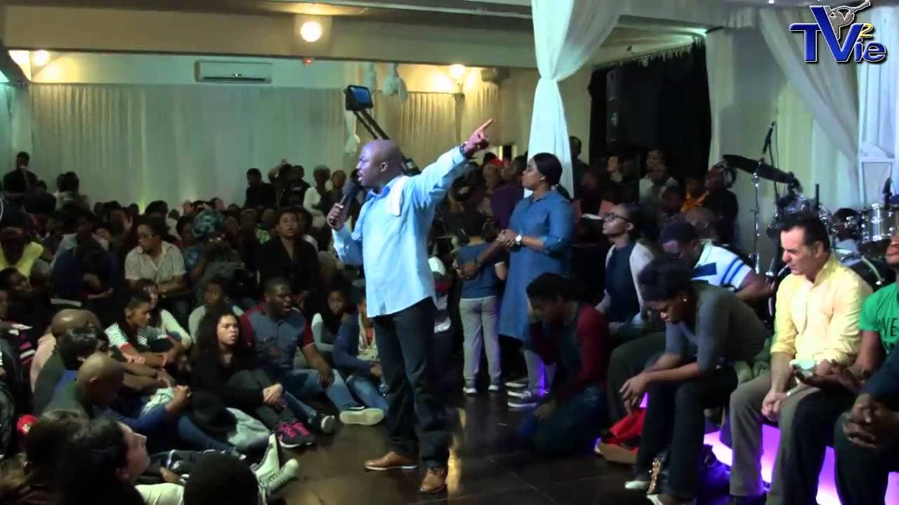 Thumbnail of video: Veillée de prière à Brétigny - Adorations et louanges - Partie 2 (31/12/15) 